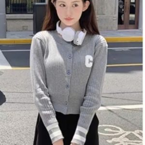 Áo len dài tay chữ C